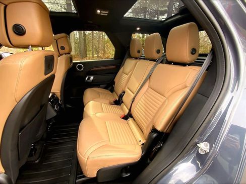 Used 2025 Land Rover Discovery Dynamic SE image 19