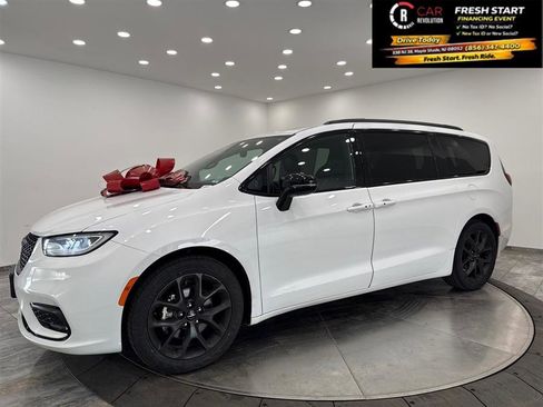 Used 2025 Chrysler Pacifica Limited FWD image 37