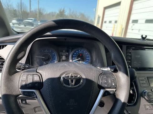 Used 2020 Toyota Sienna LE image 9
