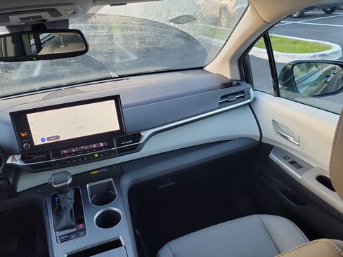 Used 2025 Toyota Sienna XLE image 17