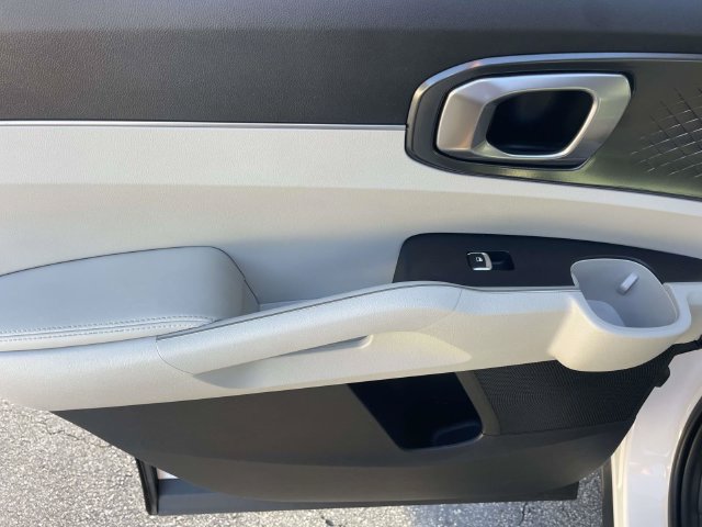 Used 2025 Kia Sorento S w/ Panoramic Sunroof Package FWD image 11
