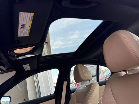 Used 2022 BMW 330i xDrive Sedan w/ Driving Assistance Package image 11