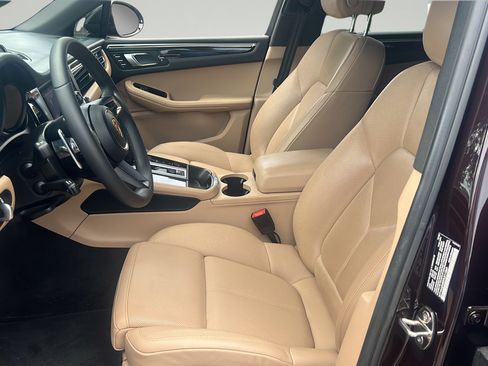 Certified 2023 Porsche Macan AWD/4WD image 5