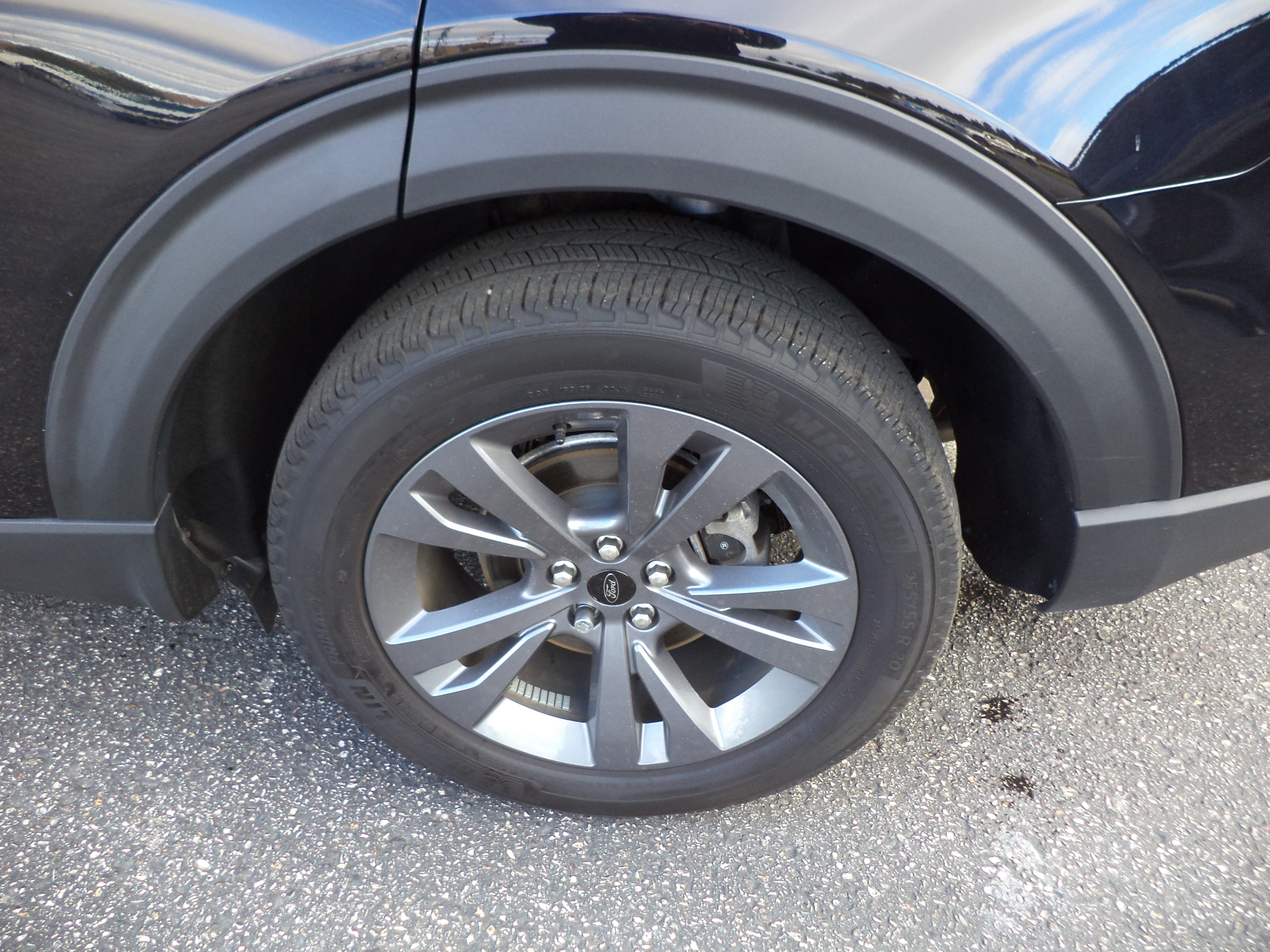Used 2023 Ford Explorer XLT w/ Equipment Group 202A AWD/4WD image 4