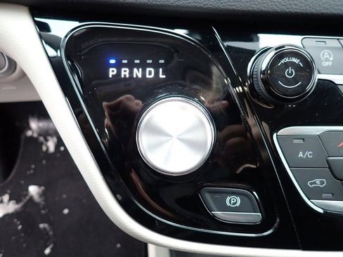 Used 2023 Chrysler Pacifica Touring-L image 25