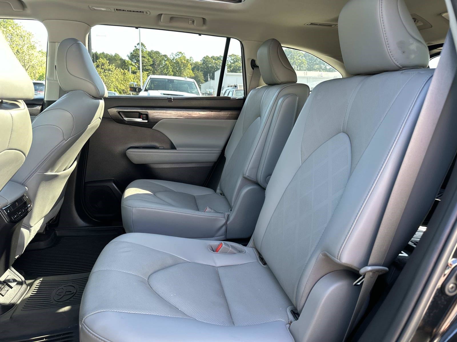 Used 2023 Toyota Highlander Platinum FWD image 13