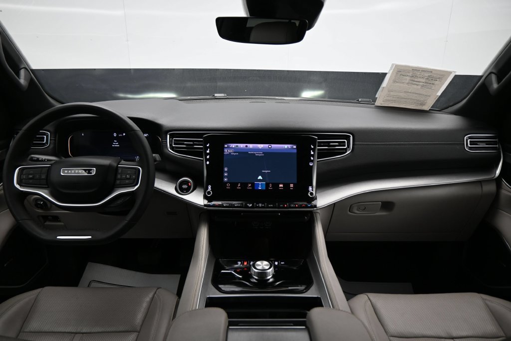 Used 2025 Jeep Wagoneer 4WD image 13