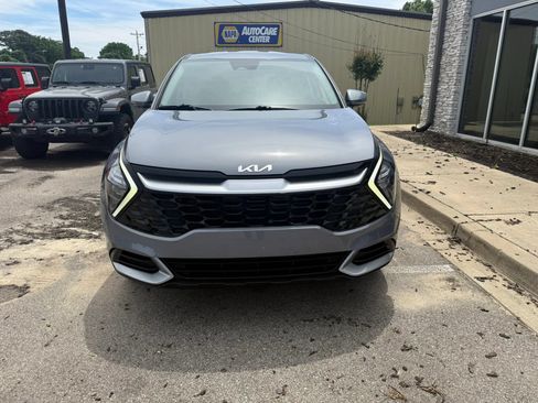 Used 2023 Kia Sportage EX FWD image 3