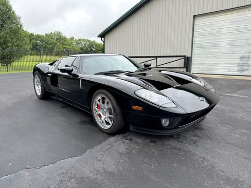 Used 2005 Ford GT RWD image 15