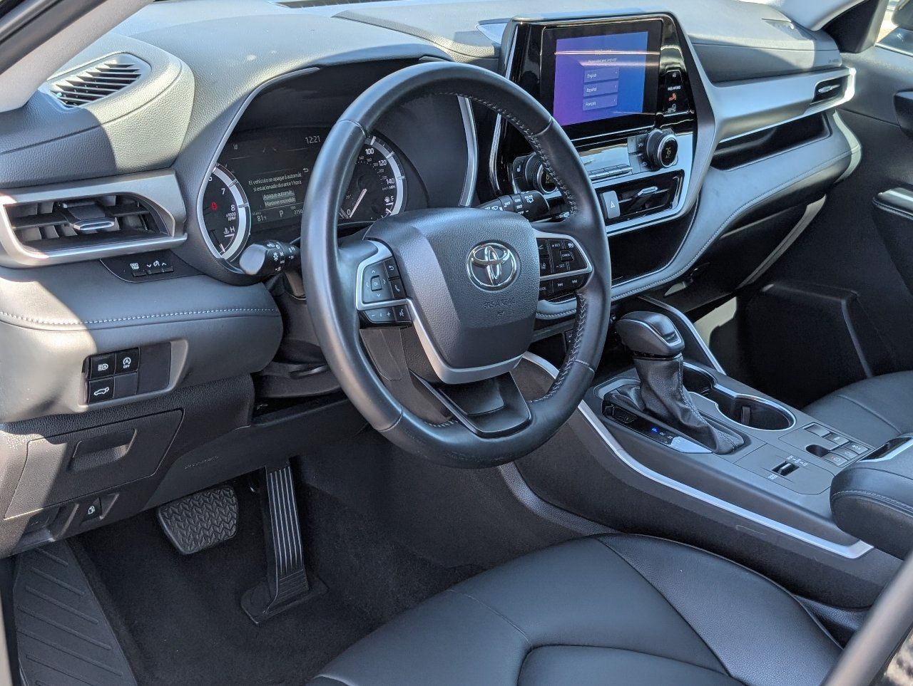 Used 2025 Toyota Highlander XLE FWD image 15
