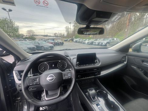 Used 2025 Nissan Rogue SV image 29