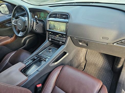 Used 2018 Jaguar F-PACE S image 14