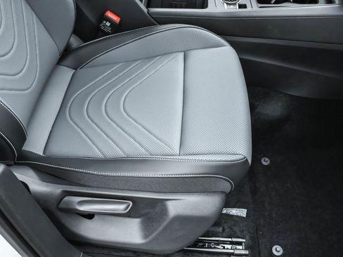 New 2025 Volkswagen Tiguan SE R-Line image 44