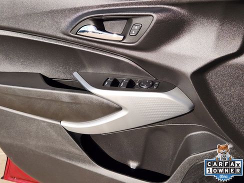 Used 2025 Chevrolet Trax LS image 28