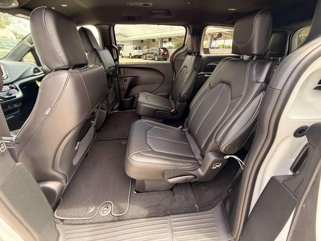 New 2026 Chrysler Pacifica Select FWD image 23