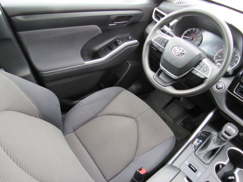Used 2023 Toyota Highlander L FWD image 32