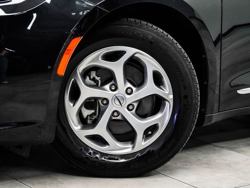 Used 2023 Chrysler Pacifica Limited FWD image 3