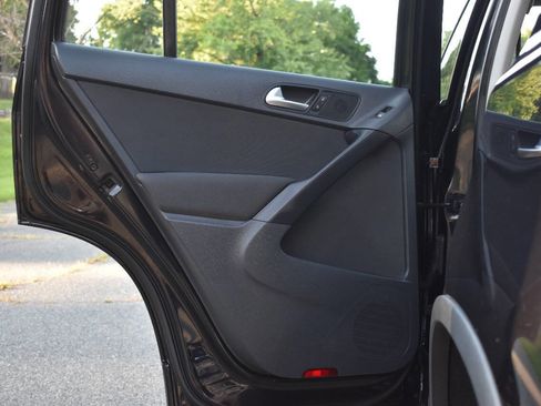 Used 2014 Volkswagen Tiguan S image 10
