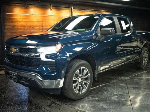 Used 2022 Chevrolet Silverado 1500 LT AWD/4WD image 2