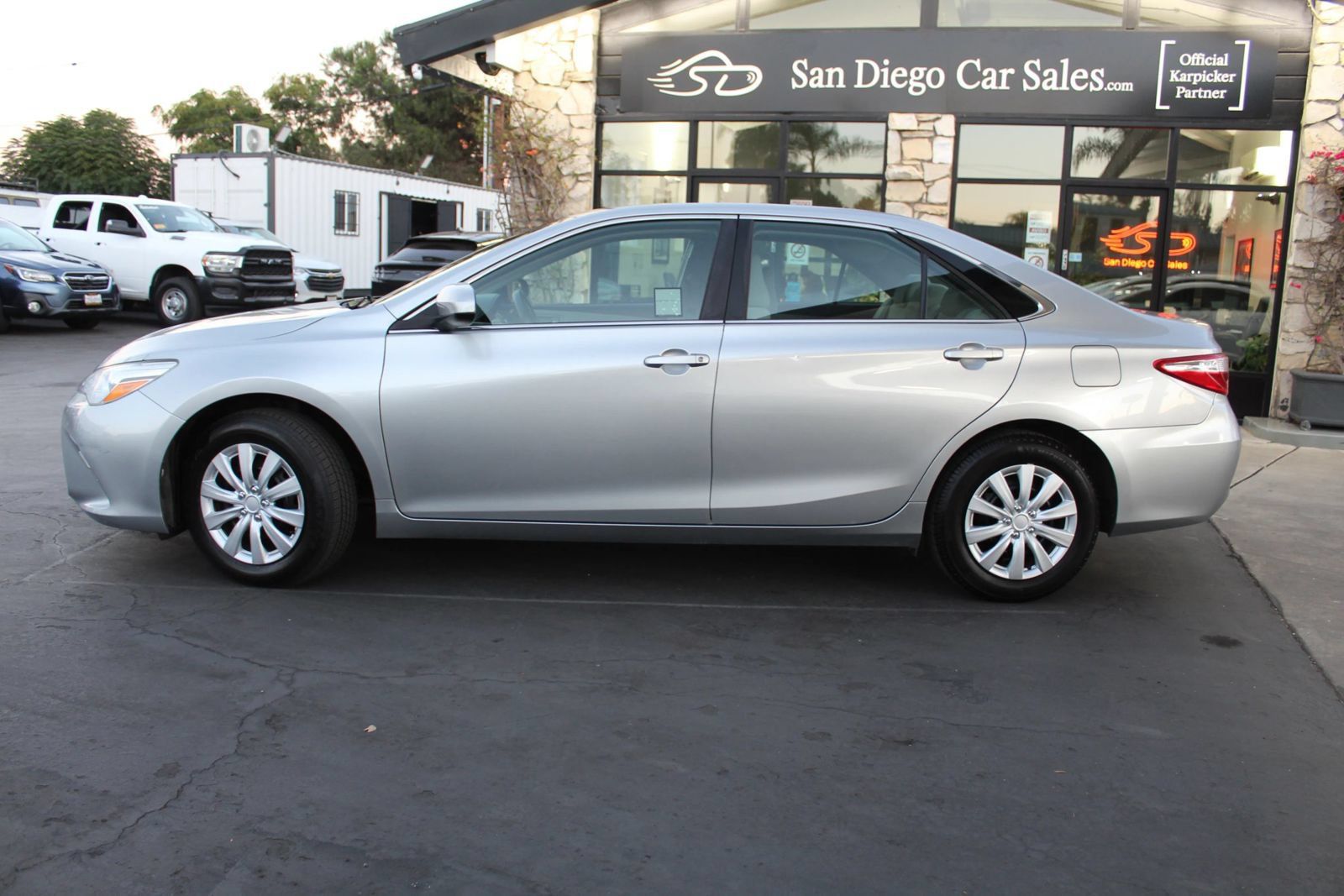 Used 2017 Toyota Camry LE FWD image 2