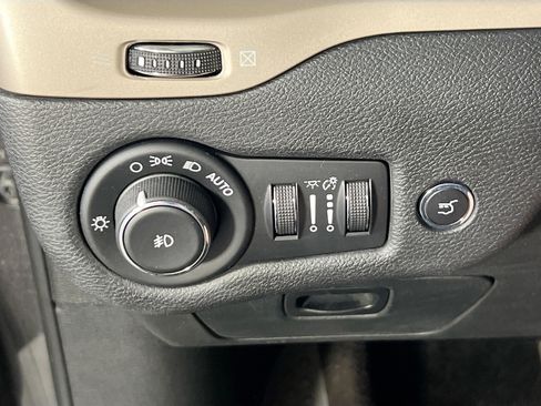 Used 2017 Jeep Cherokee Limited w/ Luxury Group AWD/4WD image 10