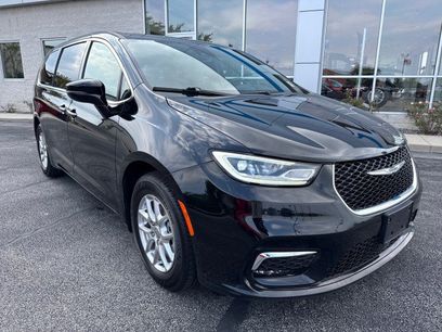 Used 2025 Chrysler Pacifica Select
