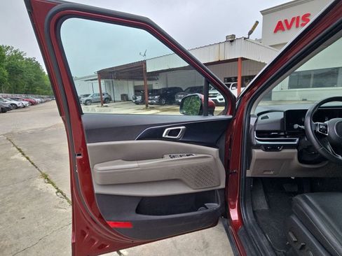 Used 2025 Kia Carnival FWD image 11