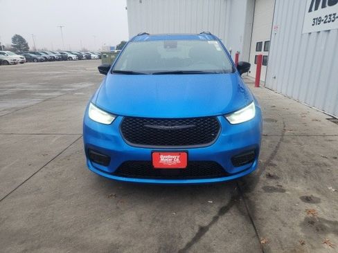 New 2026 Chrysler Pacifica Limited w/ Uconnect Theater Family Group image 8