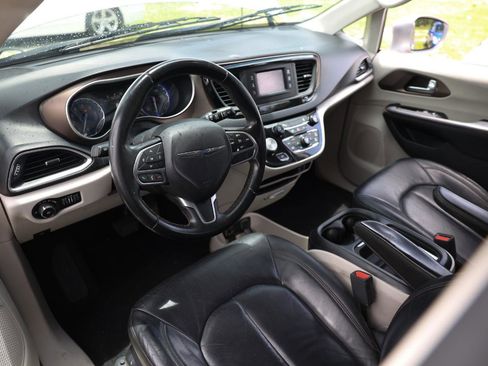 Used 2017 Chrysler Pacifica Touring-L FWD image 4