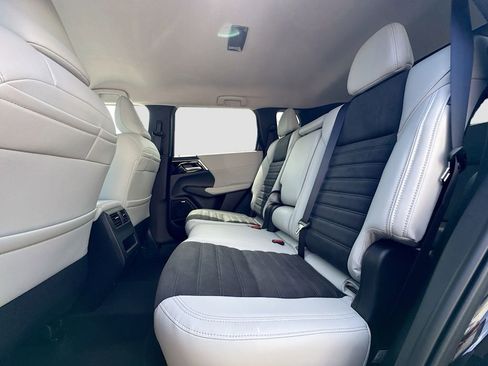 Used 2025 Mitsubishi Outlander SE image 26