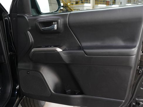 Used 2022 Toyota Tacoma Limited AWD/4WD image 9