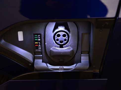 Certified 2021 Audi e-tron Premium image 24