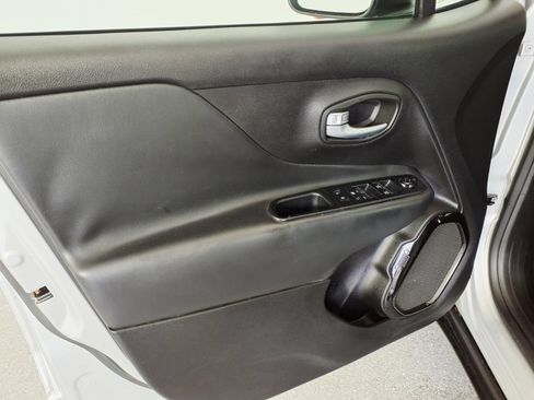 Used 2017 Jeep Renegade Altitude FWD image 13