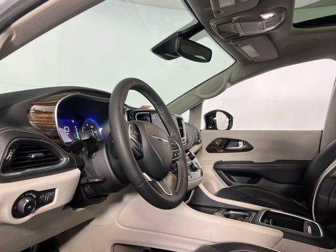 Used 2024 Chrysler Pacifica Limited image 20