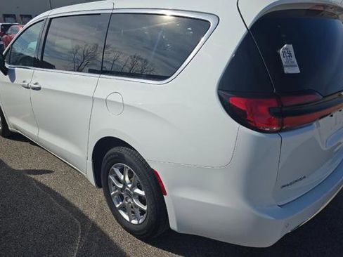 Used 2024 Chrysler Pacifica Touring-L image 6