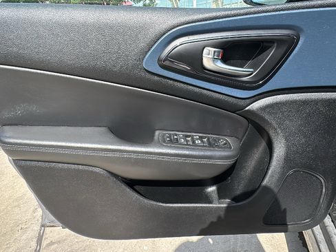 Used 2015 Chrysler 200 S FWD image 9