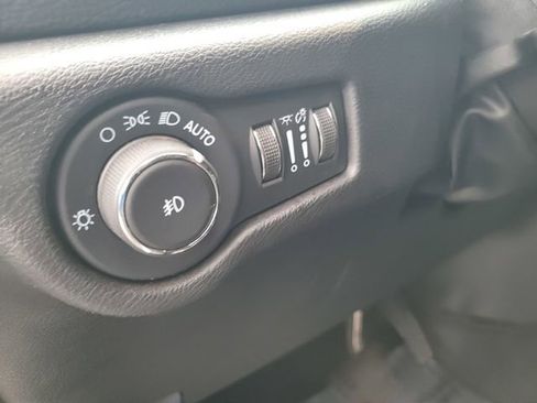 Used 2024 Chrysler Pacifica Touring image 19