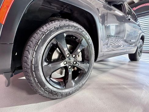 Used 2023 Jeep Grand Cherokee Limited w/ Luxury Tech Group II AWD/4WD image 16