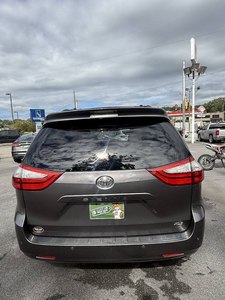Used 2015 Toyota Sienna XLE w/ XLE Navigation Package FWD image 3
