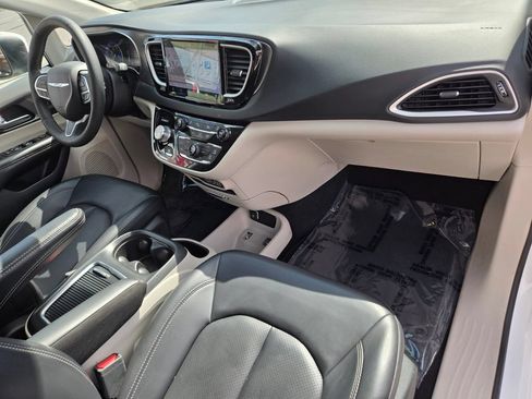 Used 2023 Chrysler Pacifica Touring-L FWD image 20