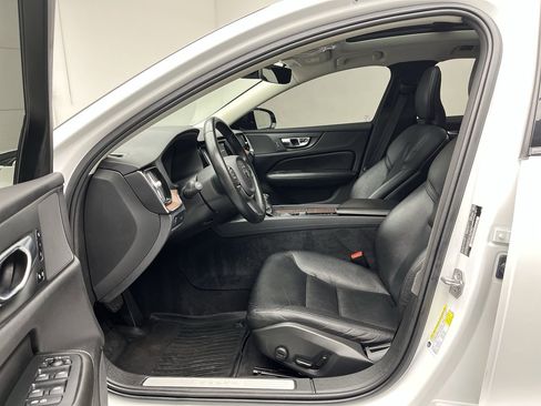 Used 2021 Volvo S60 T5 Momentum image 3