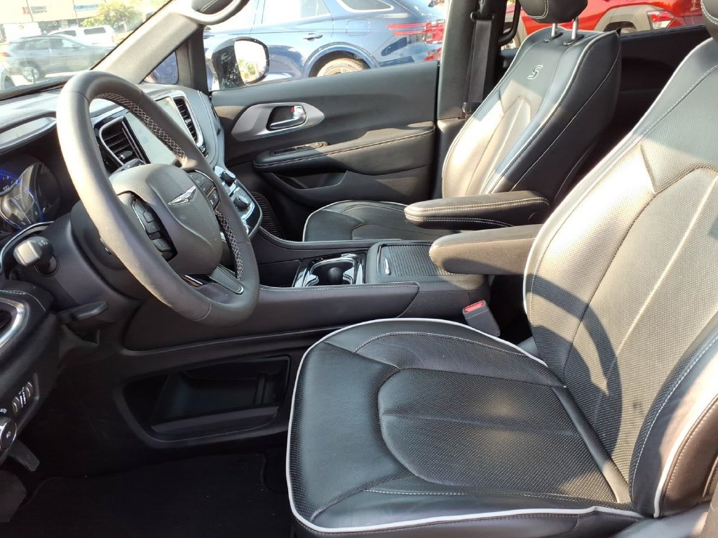 Certified 2025 Chrysler Pacifica Limited FWD image 10