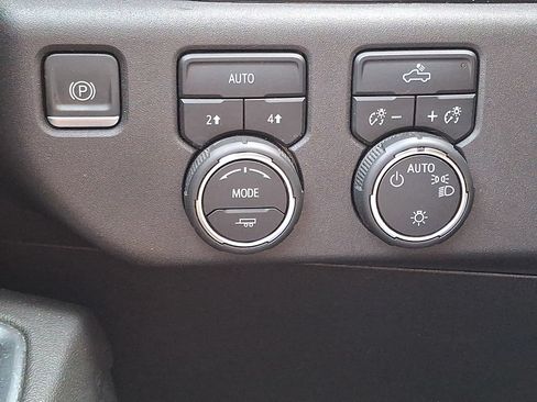 Used 2023 Chevrolet Silverado 1500 LT AWD/4WD image 25