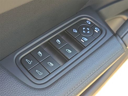 Used 2025 Porsche Cayenne image 25