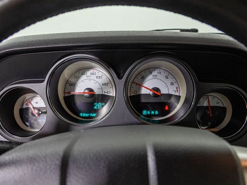 Used 2014 Dodge Challenger SXT image 22