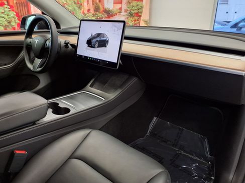 Used 2024 Tesla Model Y Long Range AWD/4WD image 9