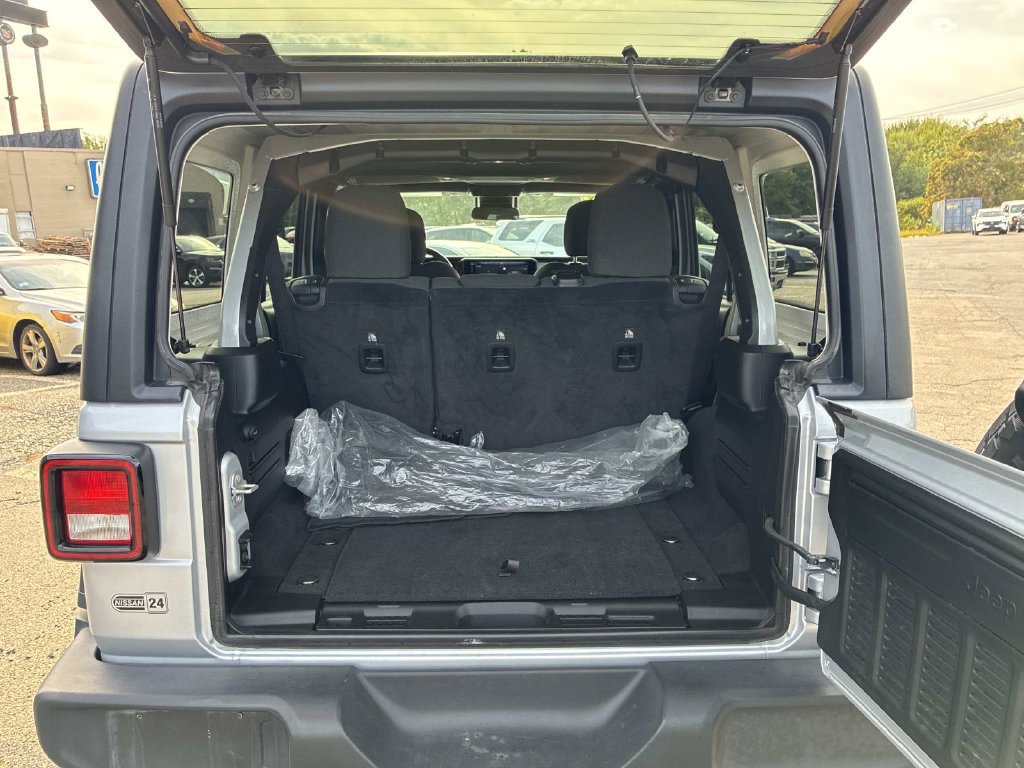 Used 2024 Jeep Wrangler Unlimited Sport AWD/4WD image 12