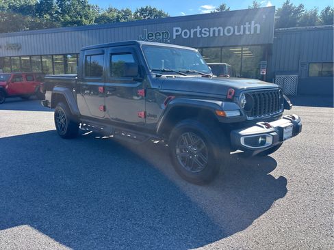 Used 2024 Jeep Gladiator Sport AWD/4WD image 2