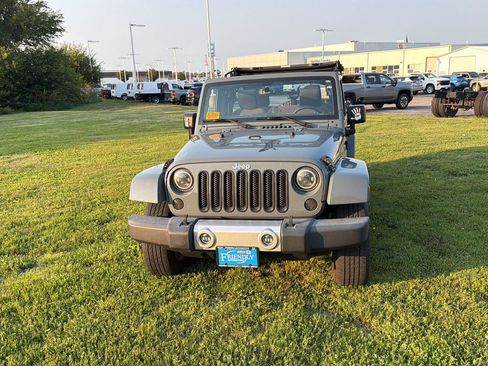 Used 2015 Jeep Wrangler Unlimited Sahara AWD/4WD image 4