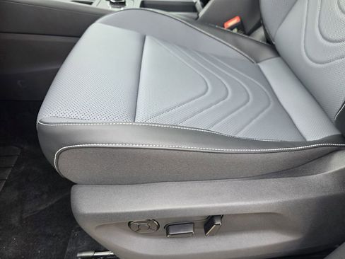 New 2026 Volkswagen Tiguan SE image 17